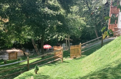 Haywood County Apartamento | Private creekside suite with mountain views