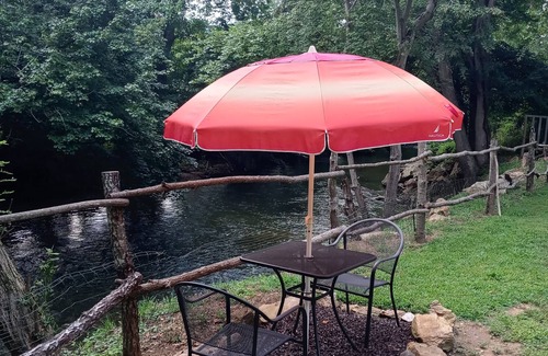 Haywood County Apartamento | Private creekside suite with mountain views
