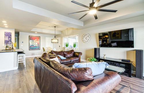 Lake Ozark Apartamento | Private Deck and Community Perks Lake Ozark Condo