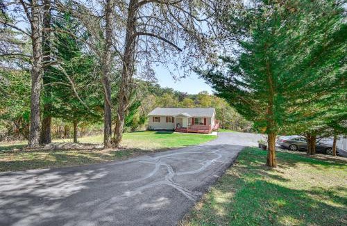 Berkeley Springs Casa | Private Deck Berkeley Springs Getaway!