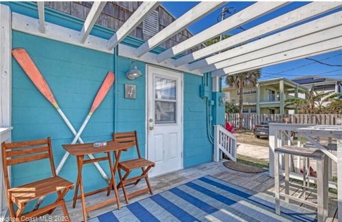 Tropic Cabaña | Private Deck with a Riverview, Studio Cottage