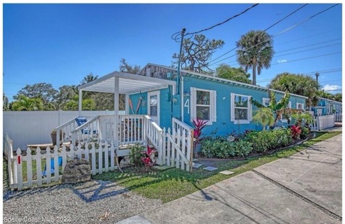 Tropic Cabaña | Private Deck with a Riverview, Studio Cottage