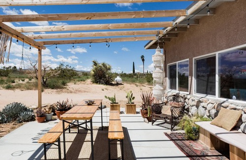 Yucca Valley Cabaña | This cottage is a 2 bedroom(s), 1 bathrooms, located in Yucca Valley, CA.