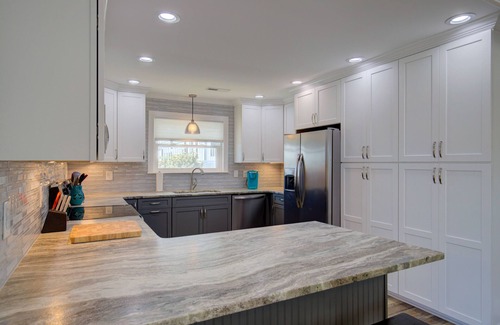 McCutcheon Field Cabaña | Private dock,ramp,hot tub. Steps to beach access! Pet friendly.
