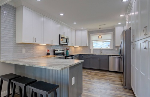 McCutcheon Field Cabaña | Private dock,ramp,hot tub. Steps to beach access! Pet friendly.