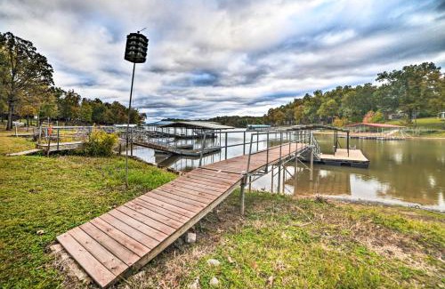 Benton Casa | Private Dock and Lake Access Benton Family Home
