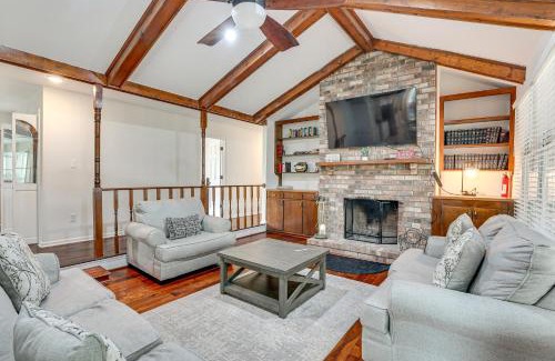 Santee Casa | Private Dock and Pool Table Lake Marion Getaway