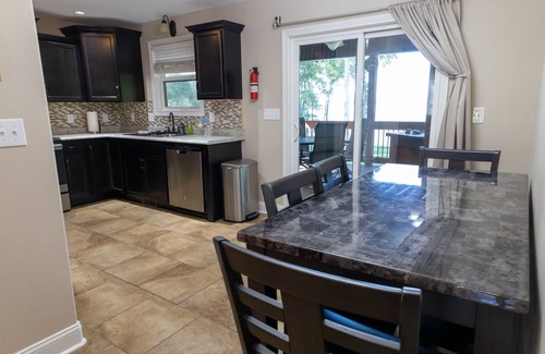 Dover Casa | PRIVATE DOCK, LAKEFRONT, QUIET COVE, EASY LAKE ACCESS FLAT NO STEPS
