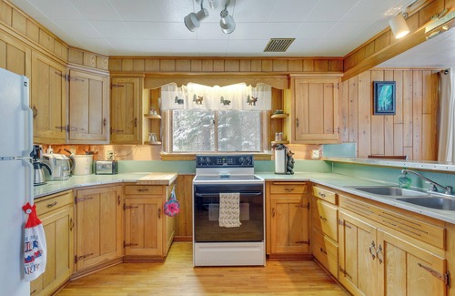 Mercer Cabina | Private Dock + Screened Porch: Echo Lake Cabin