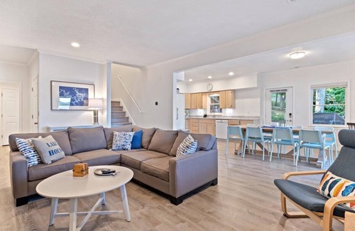 Stover Casa | ¡NUEVO! Amplio Ozarks Lakefront Home w / Decks & Dock