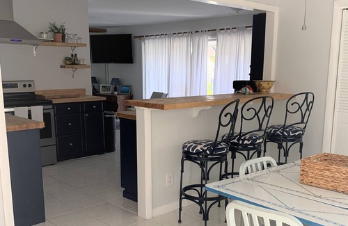 Silver Sands Casa | Private dock on the bay - 3 minute walk to the beach - Sleeps 9 - 3 bedrooms