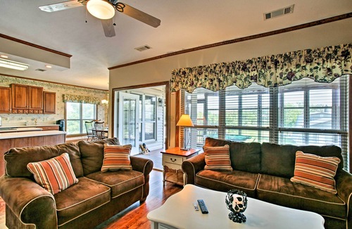 Lake Catherine Casa | ‘Reelin & Dealin 'New Orleans Waterfront Home