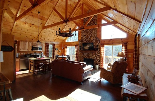 Lake Lure Cabina | * Vistas al lago, se admiten perros, acogedor, 2 lagos, río, comunidad cerrada, canoa, wi gratis
