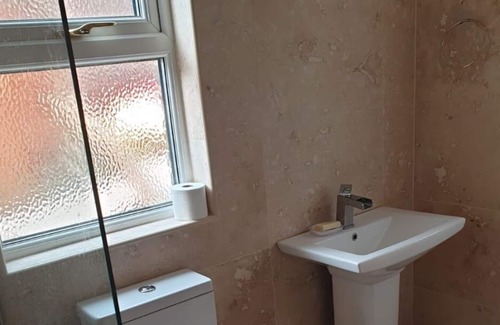 Wallasey Casa | Private Double Room with modern en-suite