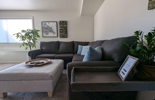 Harris Ranch Casa | Private downstairs space 15 mins to Triathlon Swim Start! Light & bright & cool!