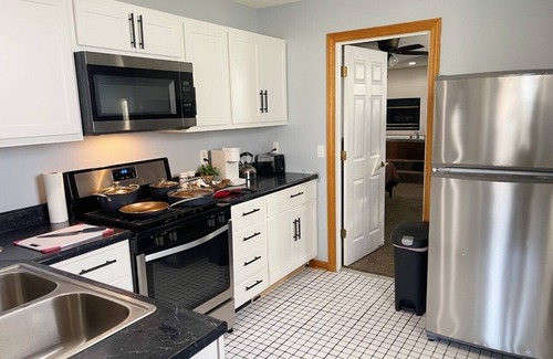 Chesterton Apartamento | Private Downtown Apt, King Bed, Jet Bath, Fireplace, Grill, near Indiana Dunes