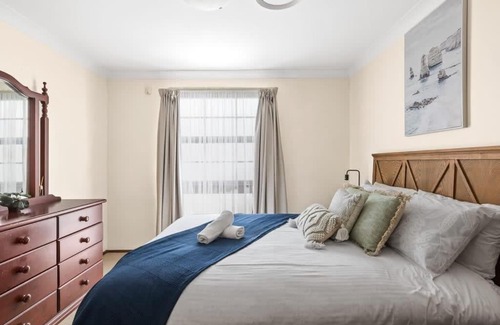 Milperra Casa | Private Ensuite Queen Room - Centrally Located at Milperra