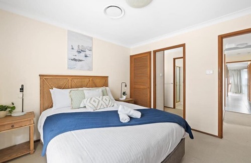 Milperra Casa | Private Ensuite Queen Room - Centrally Located at Milperra