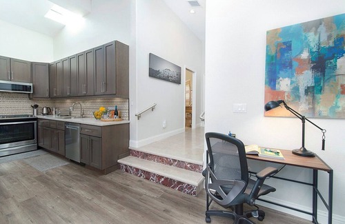 Thousand Oaks Apartamento | Completo, nuevo, privado y espacioso 2 BR + 1. Suite de invitados de 5 BA