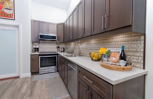 Thousand Oaks Apartamento | Completo, nuevo, privado y espacioso 2 BR + 1. Suite de invitados de 5 BA