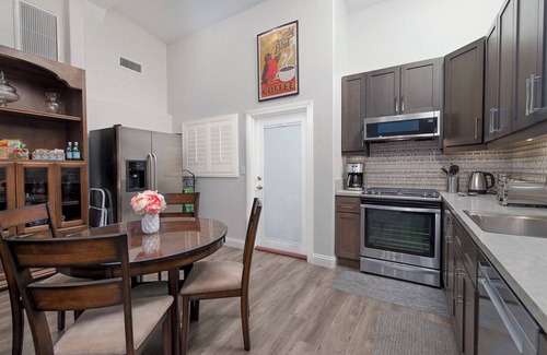 Thousand Oaks Apartamento | Completo, nuevo, privado y espacioso 2 BR + 1. Suite de invitados de 5 BA