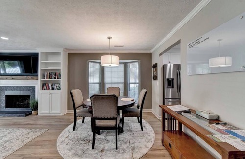 Alpharetta Casa | Private Escape - Dine in downtown Alpharetta/shop at Avalon, Walk to Downtown Alpharetta in 9 minute