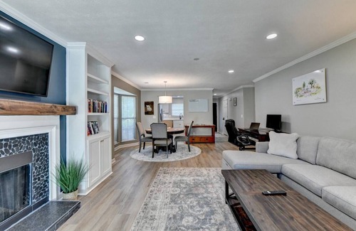 Alpharetta Casa | Private Escape - Dine in downtown Alpharetta/shop at Avalon, Walk to Downtown Alpharetta in 9 minute