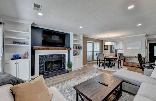 Alpharetta Casa | Private Escape - Dine in downtown Alpharetta/shop at Avalon, Walk to Downtown Alpharetta in 9 minute
