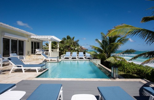 Double Bay Casa | ¡Finca privada frente al mar con 2 piscinas, cine en casa, en la playa de arena rosa!