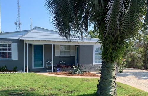 Thomas Drive Casa | Private Family sized Beach House! Short drive to the white sand beaches!