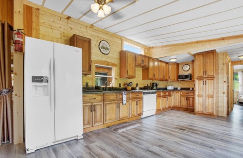 Robertsdale Cabina | Private Farm Setting w/ 7-bedroom cabin & pond, Plus 3 acres of yard space