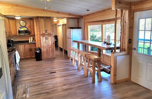 Robertsdale Cabina | Private Farm Setting w/ 7-bedroom cabin & pond, Plus 3 acres of yard space