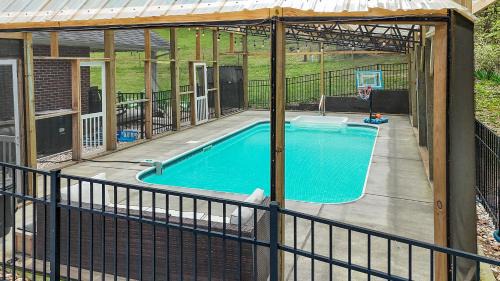 Dandridge Casa | Private Farmhouse with Hot Tub