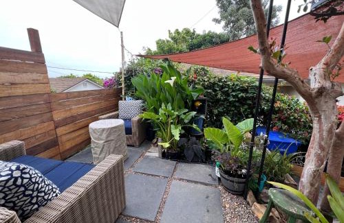 Sunset Park Apartamento | Private fenced 1BR w/yd. Pets ok. Santa Monica Venice
