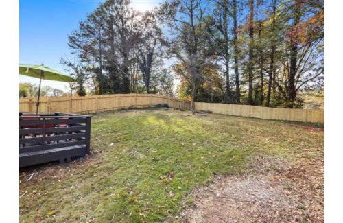 Atlanta Casa | Private Fenced Yard - Fireplace - Free Parking