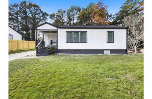 Atlanta Casa | Private Fenced Yard - Fireplace - Free Parking