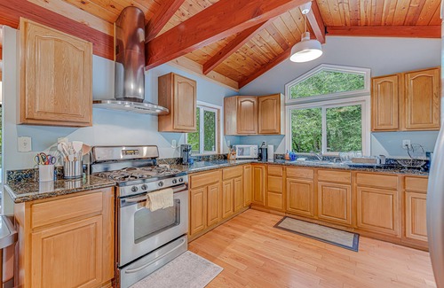 Hacienda Casa | Private forest retreat across the road from Russian River, close to wineries
