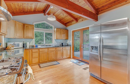 Hacienda Casa | Private forest retreat across the road from Russian River, close to wineries
