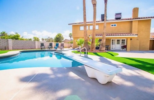 Villa Bonita Estates Casa | Private Full Bed, TV and shared bathroom C-106