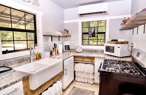 Lakehills Casa | Private & Funky Container Home Near Medina Lake!