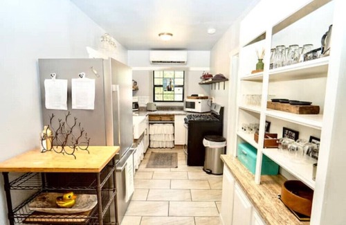 Lakehills Casa | Private & Funky Container Home Near Medina Lake!