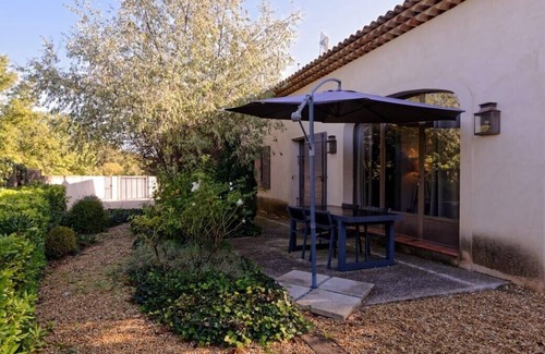 Meyreuil Apartamento | Private furnished apartment with all comfort with a garden & swimming pool