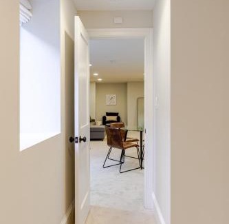 Capitol Hill Apartamento | Private Garage Parking and King Bed - Walk to Metro