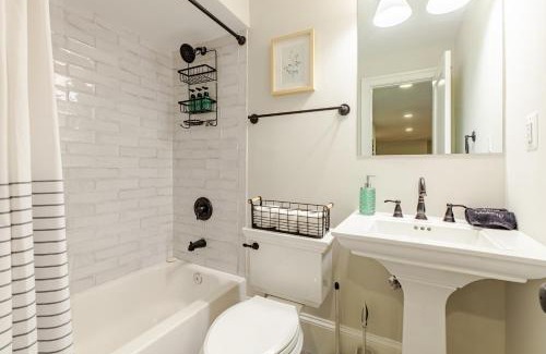 Capitol Hill Apartamento | Private Garage Parking and King Bed - Walk to Metro
