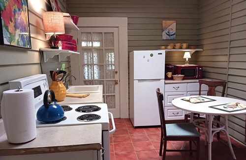 Downtown Little Rock Cabina | Private Garden, Jacuzzi Tub, Fireplace, In-Cottage Breakfast & Walking Distance to SoMa Are Just the Beginning!