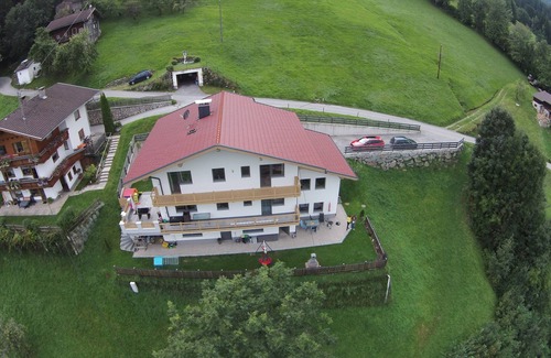 Emberg Apartamento | Jardín privado con barbacoa, columpio, casa de juegos y trampolín