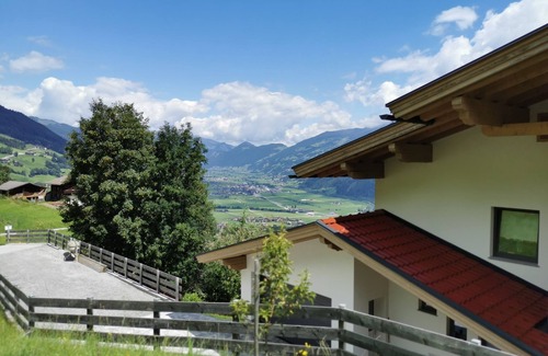 Emberg Apartamento | Jardín privado con barbacoa, columpio, casa de juegos y trampolín