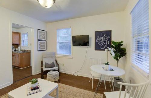 Midtown Apartamento | Private Gated Cottage Walk to Overton Square