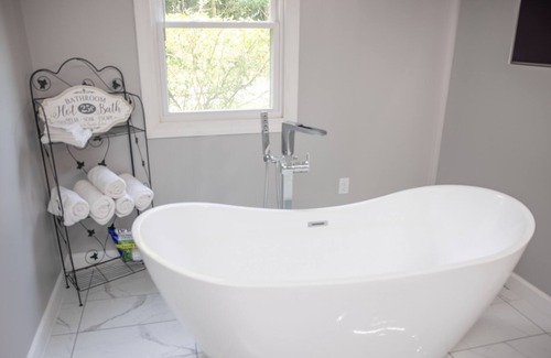 Bethlehem Casa | Private, gated country home with outdoor pavilion & EV charger - dog-friendly