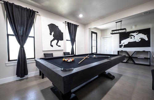 Lockhart Casa | Private gated modern farmhouse in the BBQ capitol of Texas!